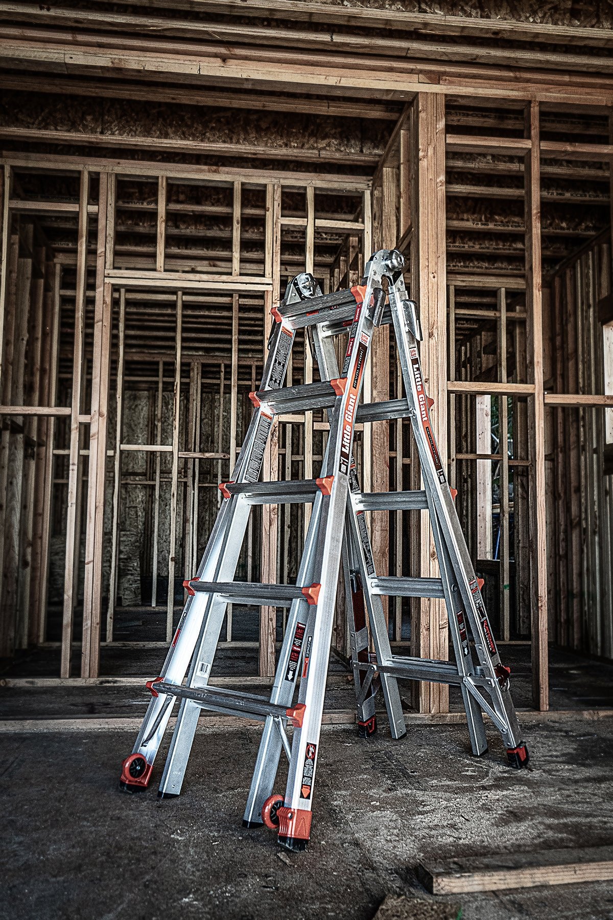 Little Giant 15422-303 - VELOCITY, Model 22 - CSA Grade IA - 300 lb/136 kg Rated, Aluminum Articulated Extendable Ladder