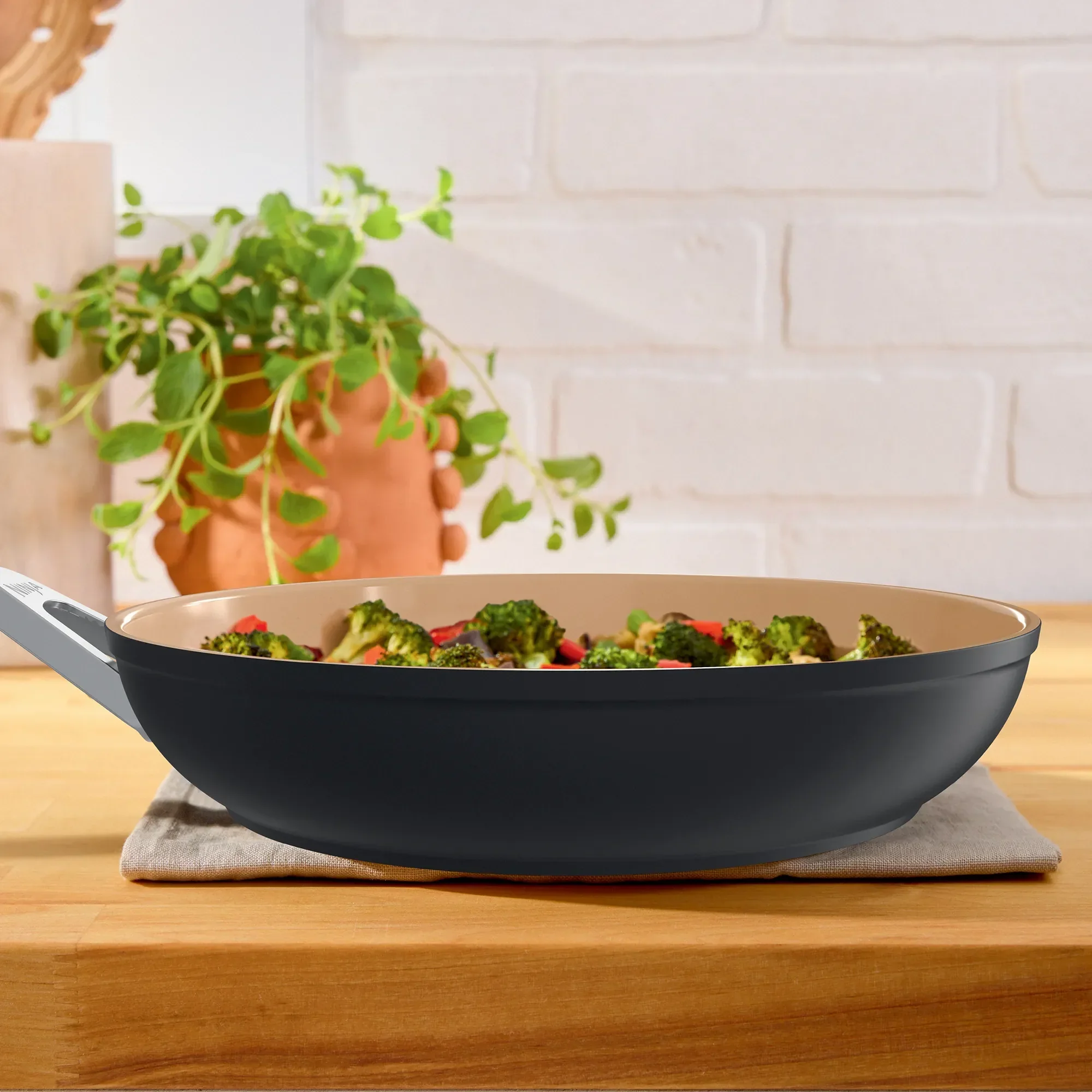 Ninja Extended Life™ Premium Ceramic Cookware with CeramicLock™ Coating – Durable Non-Stick, Oven Safe to 285°C